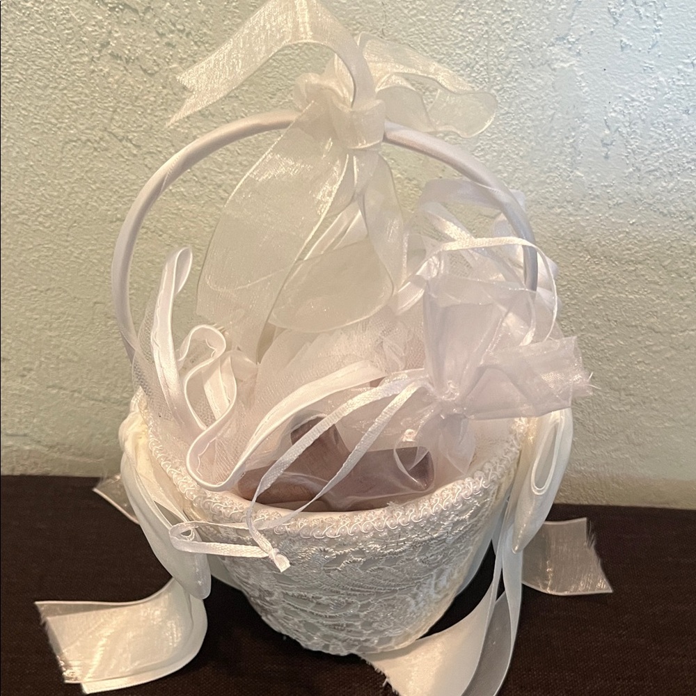 # 0702** White Lace Flower Wedding Tings Basket with Veil. W/ real Wood Cross. - Picture 10 of 17